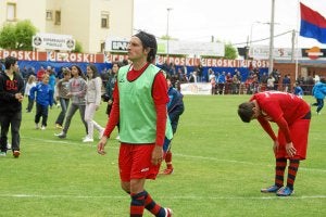 Picuchos I, autor de un gol en propia puerta, acabó cariacontecido tras el pitido final./