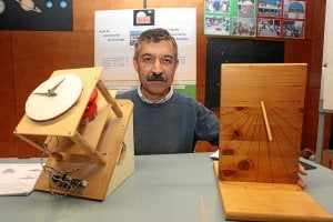 Esteban Esteban posa con dos de sus diseños. ::
TELEPRESS/