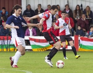 Rubén Pérez intenta controlar un balón ante la presión del mediocentro Degre. ::
SONIA TERCERO/