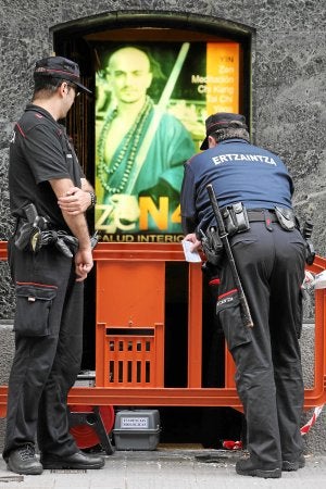 Ertzainas custodian el gimnasio Zen4, en el que supuestamente se cometieron los crímenes. / TELEPRESS/