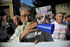 Los afectados por las aportaciones aglutinados en Kaltetuak protestaron ayer en Elorrio. / Foto y vídeo: Ignacio Pérez/