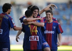 El laterial hernaniarra celebra un gol en Ipurua ante el Sestao en septiembre de 2009. ::
F. MORQUECHO/
