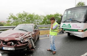 El autobús implicado en el accidente de Santo Domingo. / Luis Calabor/