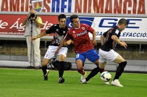 Los goles del Numancia llegaron tras el descanso. ::
VALENTÍN GUISANDE/
