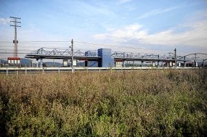 Las unidades pasan pero no paran en una estación con las canceladoras sin estrenar. ::
FERNANDO GÓMEZ/