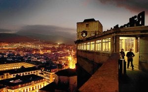El elevador tarda 56 segundos en unir la calle Esperanza con las inmediaciones del campo de Mallona. /Bernardo Corral/
