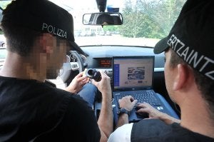 Dos ertzainas ajenos a la información participan en un operativo en un coche camuflado. /Unanue/