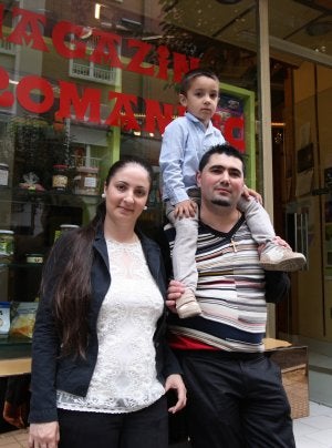 Andrea, junto a su marido e hijo./ PEDRO URRESTI/