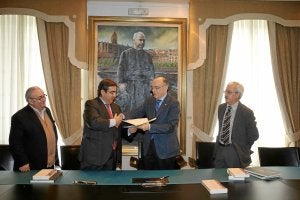 De izqda a dcha, Xabier Kintana, secretario de Euskaltzaindia; Juan Carlos Martínez, director de EL CORREO; Andrés Urrutia, presidente de la Academia; y Pedro Ontoso, subdirector del diario./ L. A. G./