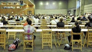 Imagen de los aspirantes a entrar en la Ertzaintza durante los exámenes realizados en 2010 en el BEC de Barakaldo. /E. C./