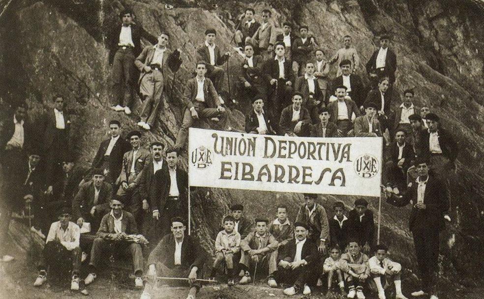 Aficionados con una pancarta de apoyo a la Unión Deportiva Eibarresa. /HISTORIA SD EIBAR