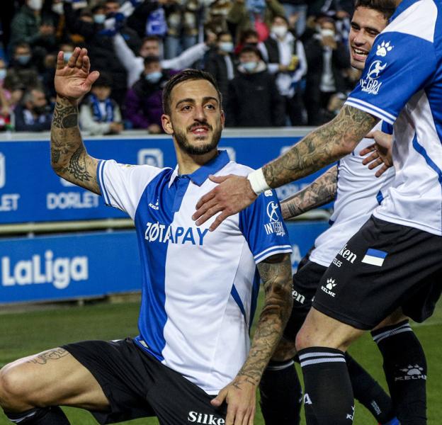 Joselu celebra el gol que marcó de penalti contra la Real Sociedad, su décimo del curso. /Igor Martín
