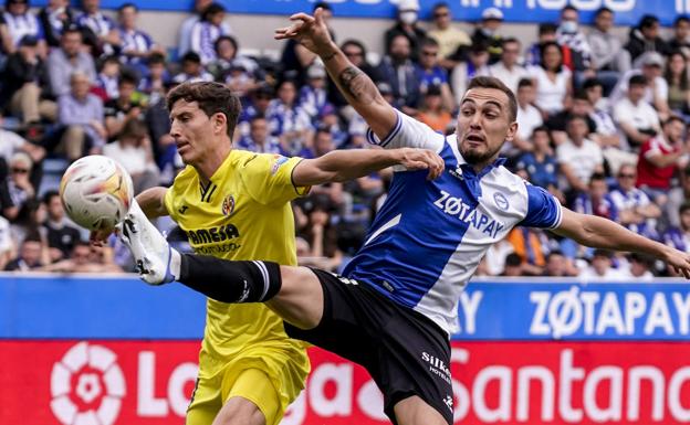 Escalante, que será baja contra el Celta por sanción, intenta golpear el balón en el encuentro contra el Villarreal del pasado sábado. /Rafa Gutiérrez