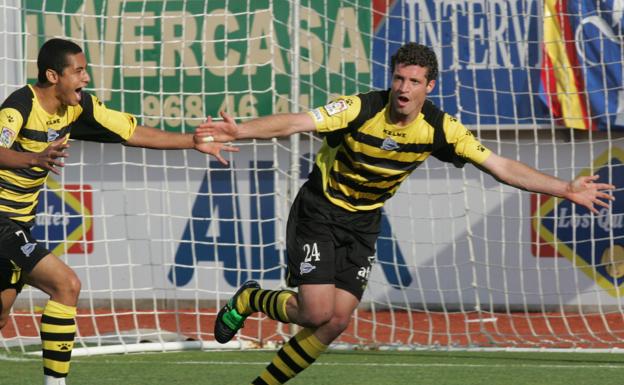 Pablo Casar corre eufórico junto a Wellington Paulista tras culminar con su gol la remontada contra el Lorca que dio al Alavés la salvación en junio de 2007. 