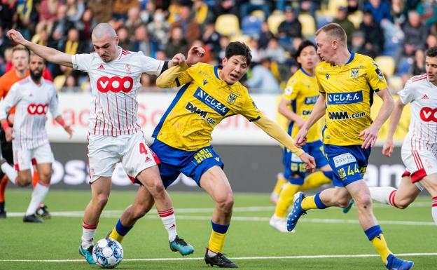 Taichi Hara aguanta la embestida de un rival en un partido con el Sint-Truidense. /STVV