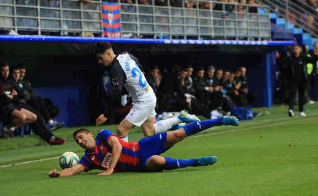 El albiazul Borja Sainz pugna con el azulgrana Cote en el partido que Eibar y Alavés disputaron en Ipurua en la temporada 2019-20. /Rafa Gutiérrez