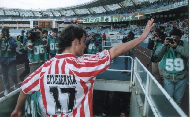 Joseba Etxeberria, con la camiseta del Athletic, en Anoeta./