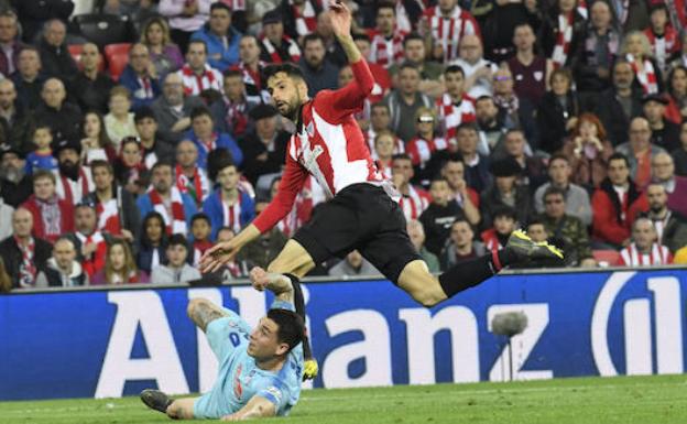 Momento del disparo y en el que Kodro marca el segundo del Athletic. /Luis Ángel Gómez