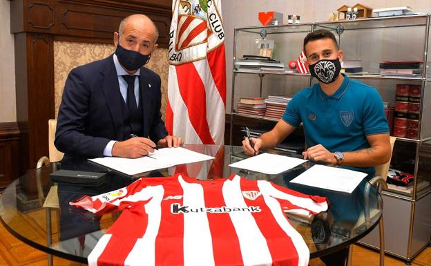 Imagen de la firma del contrato entre Berenguer y el presidente del Athletic/Athletic Club
