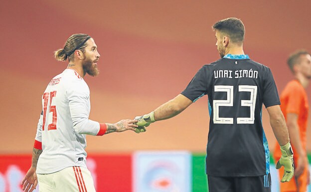 Simón y Ramos se saludan al acabar el partido. /reuters