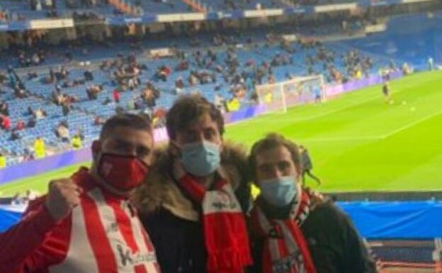 Aitor, Jorge e Iñaki Montoya el miércoles en el Santiago Bernabéu./