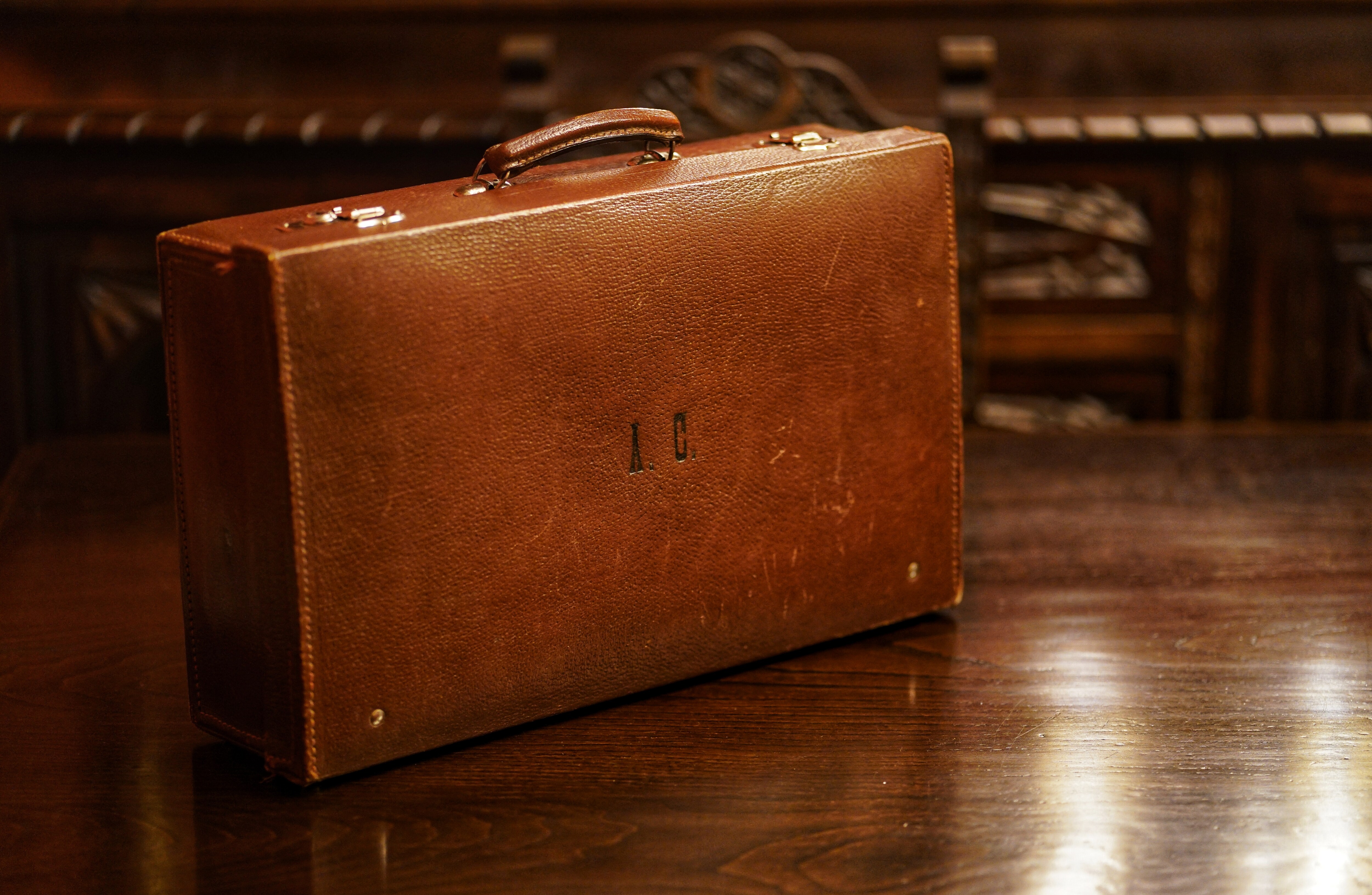 La maleta de cuero con las iniciales de Ángel Careaga.