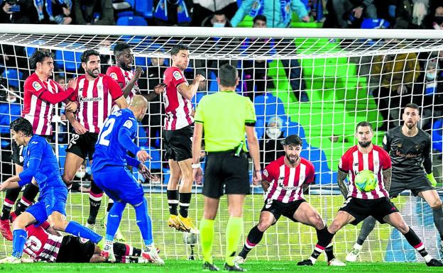 Los jugadores del Athletic defienden un lanzamiento de falta de Sandro en el partido del lunes en Getafe. 