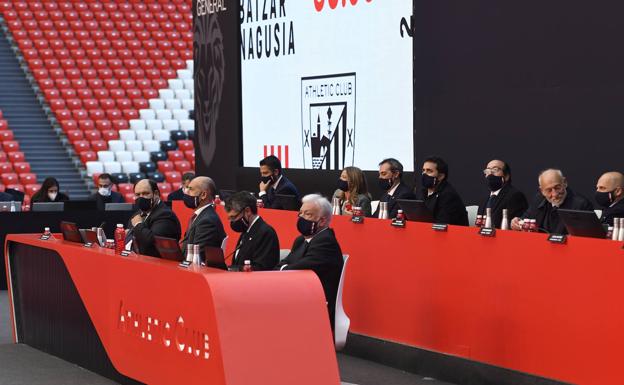 La junta directiva del Athletic, en la asamblea celebrada en octubre en San Mamés. 