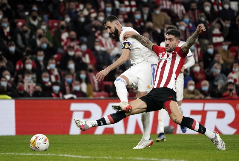 Unai Nuñez trata de contener el empuje de un Benzema al que la grada de San Mamés se rindió cuando se retiró del terreno de juego. /REUTERS
