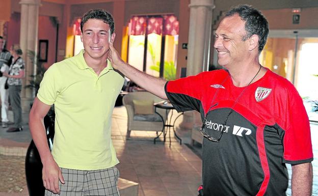 Caparrós recibe en la concentración del Athletic en Isla Canela a su nuevo fichaje, un jovencísimo De Marcos./