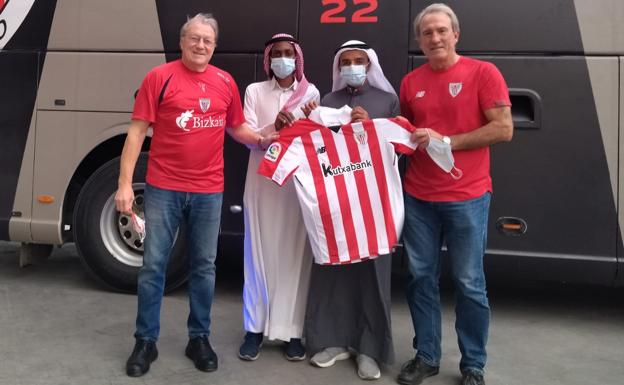 Manolo Delgado y Andoni Goikoetxea posan con la camiseta rojiblanca en Riad./