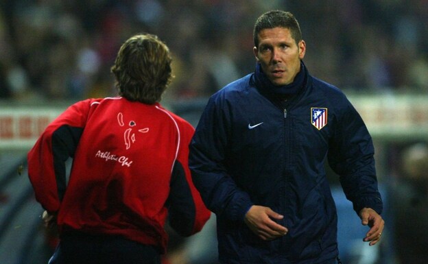 Simeone y Guerrero calientan en el Vicente Calderón el 11 de enero de 2004, siete años y un mes después del pisotón. 
