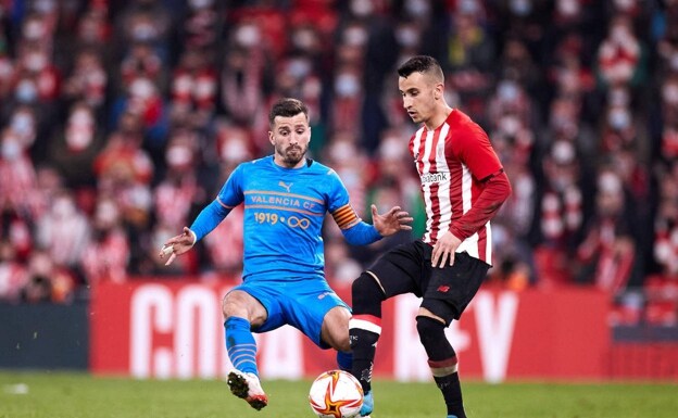 Gayá presiona a Berenguer en la ida de semifinales de Copa.