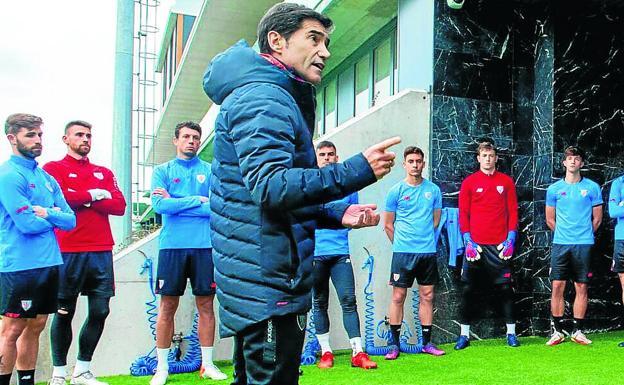 Marcelino charla con sus jugadores -varios de ellos han pedido en público su continuidad- en las instalaciones de Lezama. /athletic club