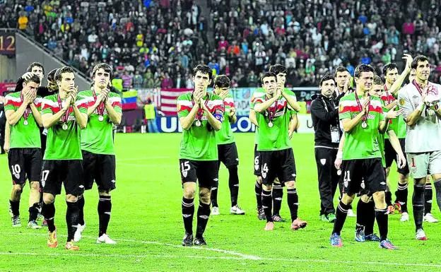 Los jugadores del Athletic agradecen el apoyo a los aficionados que acudieron al estadio Nacional de Bucarest. /ignacio pérez