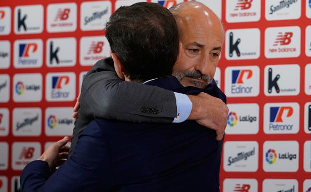 Elizegi y Marcelino se funden en un abrazo durante su despedida del Athletic./ignacio pérez