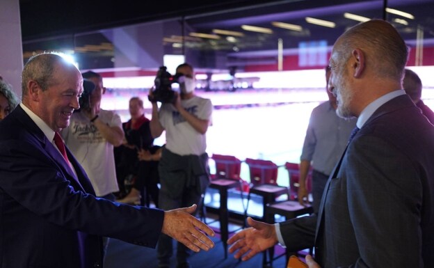 Ricardo Barkala, a la izquierda, saluda a Aitor Elizegi en el acto del 20º aniversario de la Fundación Athletic. /IGNACIO PÉREZ