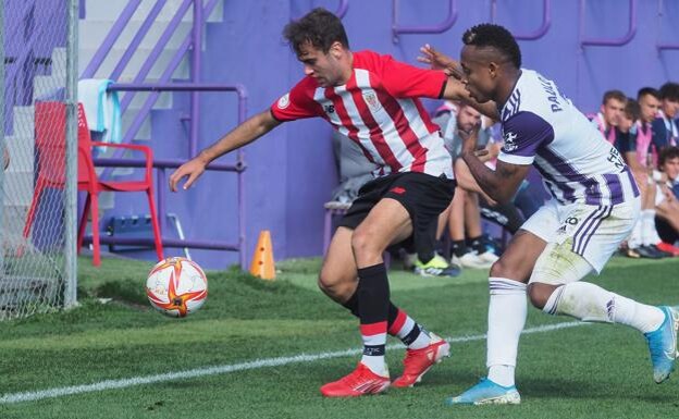 Álvaro Núñez protege el balón en Lezama ante un jugador del Valladolid B. 