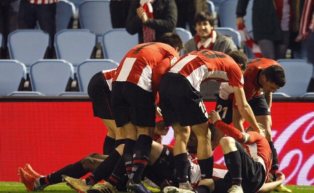 Los jugadores del Athletic celebran el gol de Williams en Balaidos, que sirvió al equipo para salir del descenso en el estreno de Elizegi.