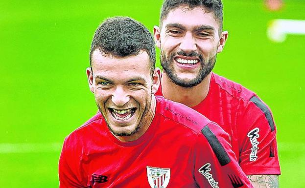 Iñigo Vicente y Unai Nuñez sonríen en un ejercicio./manu cecilio