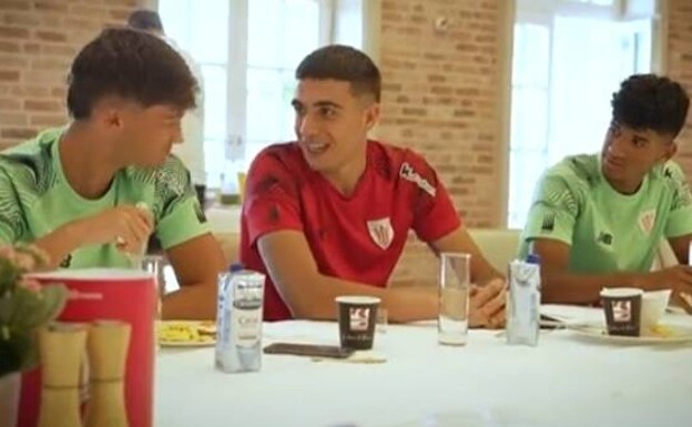 Luis Bilbao, Padilla y Malcom, en el comedor del Athletic en su hotel de concentración. 