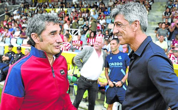 Ernesto Valverde e Imanol Alguacil se saludan antes del partido. 