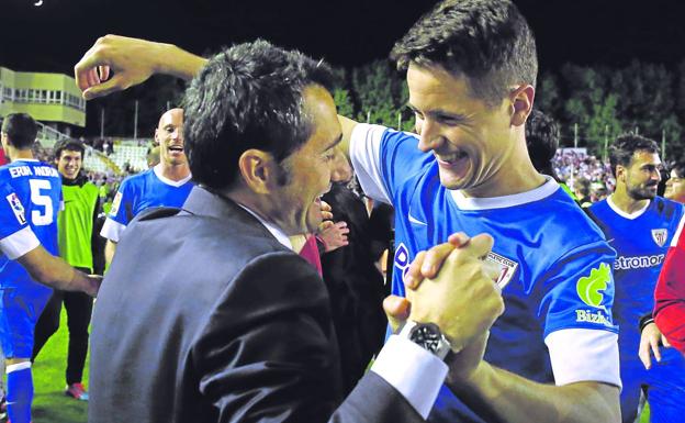 Ernesto Valverde y Ander Herrera se abrazan tras clasificar al Athletic para la Champions en Vallecas en 2014. 