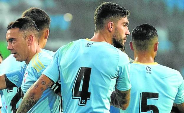 Núnez felicita a Iago Aspas tras un gol en el primer partido de Liga.