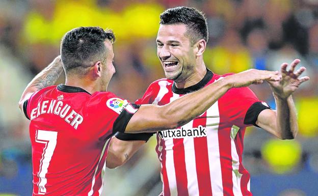 Un radiante Guruzeta está a punto de abrazarse con Berenguer, quien le felicita por uno de sus dos goles marcados el lunes ante el Cádiz en el Nuevo Mirandilla./prensa2