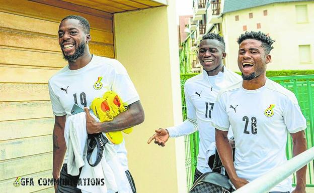 Iñaki Williams acude ayer al entrenamiento de Ghana junto a Afena-Gyan y Afriyie Barnieh. /federación ghanesa