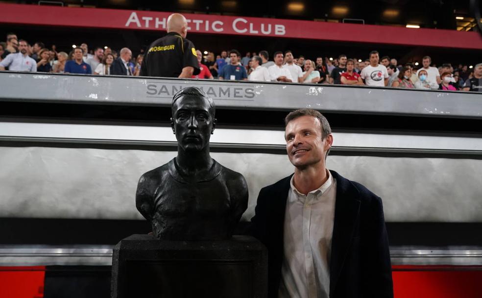 Jon Uriarte posa junto al busto de Pichichi en San Mamés la noche de su proclamación como presidente del Athletic. 