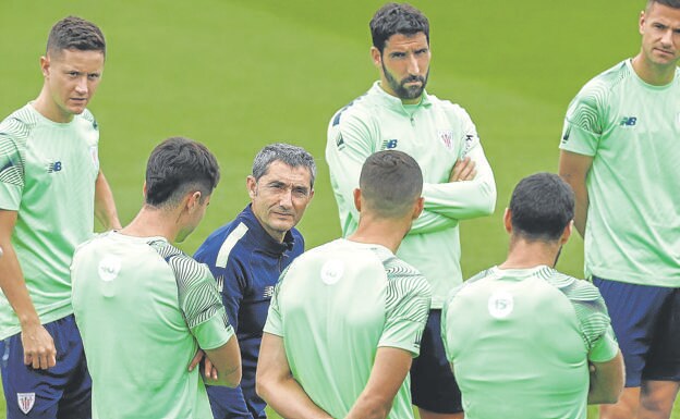 Valverde da instrucciones a sus jugadores en un entrenamiento/efe