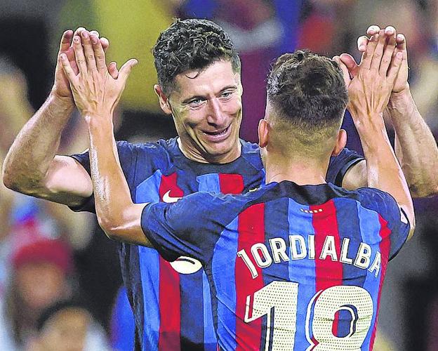 Lewandowski y Alba celebran un gol ante el Villarreal. /reuters