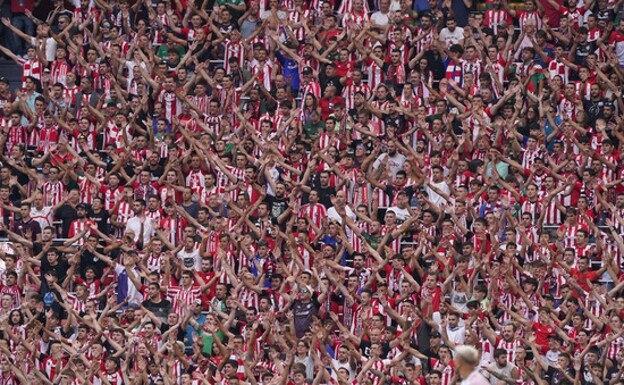 Hinchas del Athletic en la grada de animación en el partido que se estrenó, ante el Mallorca./ IGNACIO PÉREZ